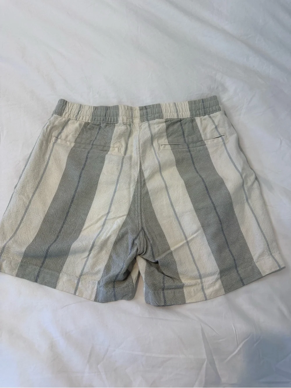 Abercrombie & Fitch Men's Vertical Stripe Linen-Blend Shorts in Gray & Cream
